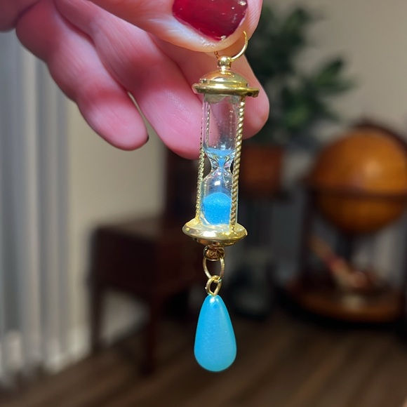 Lot of 13 estate jewelry pieces - earrings, bracelet, necklaces, brooches - Picture 8 of 15